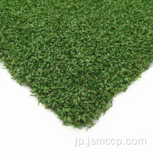 緑のマットを置く人工芝のミニゴルフグラス